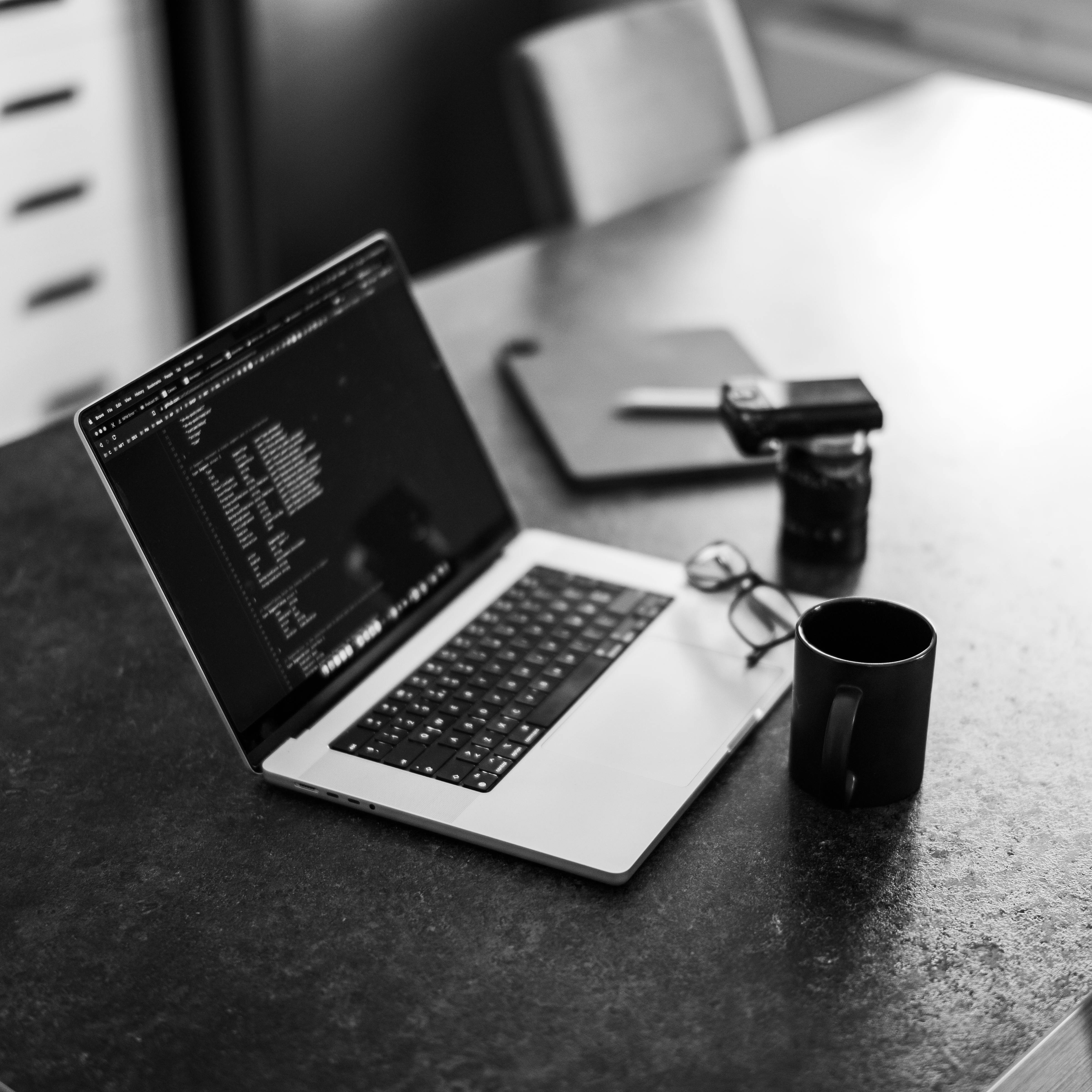 Laptop με κώδικα στην οθόνη